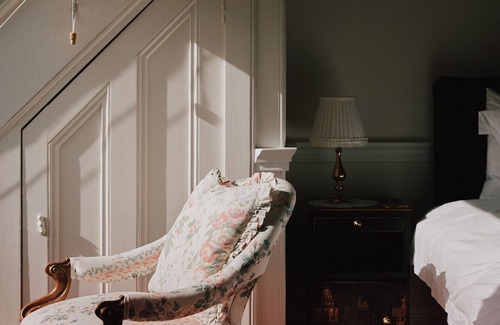 Elgin Cabine | Lochside Luxury: Historic Home with Stunning Scottish Woodland Views