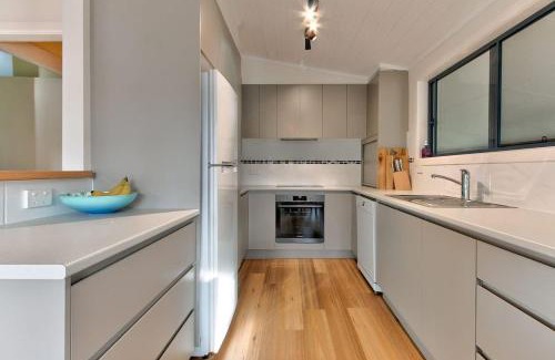 Mollymook Beach Maison | Lockhart Leafy Cottage - walk to Mollymook Beach