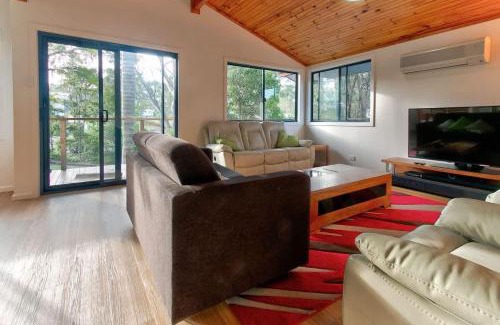 Mollymook Beach Maison | Lockhart Leafy Cottage - walk to Mollymook Beach