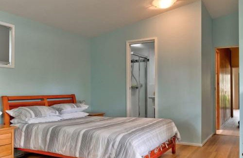 Mollymook Beach Maison | Lockhart Leafy Cottage - walk to Mollymook Beach