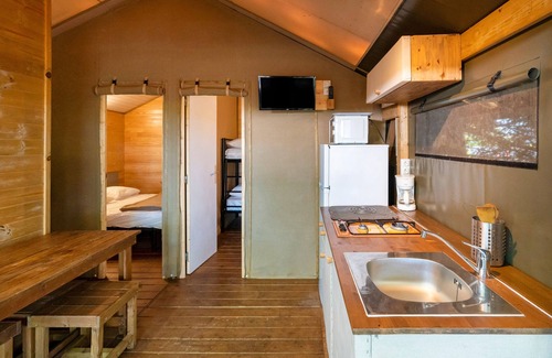 Lesperon Location De VR | 'Lodge 1' with Shared Pool, Terrace and Shared Garden