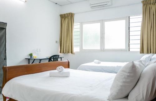 Downtown George Town Maison | Lodge 22, 5 min walk to Adventist & Pulau Tikus Market