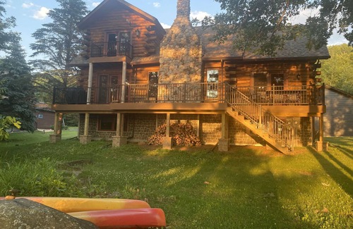 Dresser Cabine | Lodge at Lotus Lake