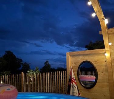 Saint-Laurent-dAndenay Maison | Lodge avec Spa extérieur privé en option et mini-ferme sur place