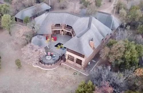 Leeupoort Maison | Lodge on Watering Hole , Zebula
