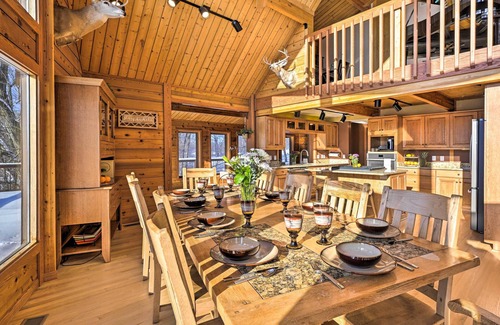 Merrimac Maison | Lodge w/ Indoor Pool along Devil's Lake Park!
