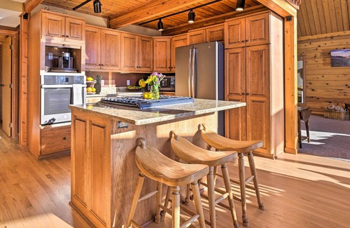 Merrimac Maison | Lodge w/ Indoor Pool along Devil's Lake Park!