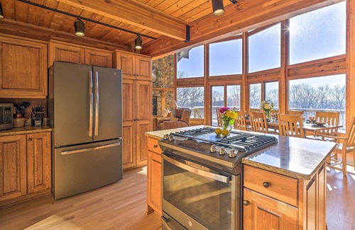 Merrimac Maison | Lodge w/ Indoor Pool along Devil's Lake Park!