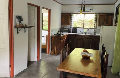 Parrita Maison | Maison d'hôtes calme dans une ferme de la jungle, entourée de rivières, montagnes et forêt