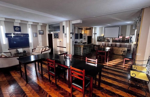 Loja Hôtel | Lodging in the center with gym and parking included.