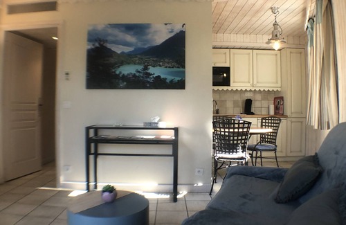 Duingt Appartement | Logement avec terrasse SUR LAC, dans résidence avec PLAGE et ponton PRIVEE