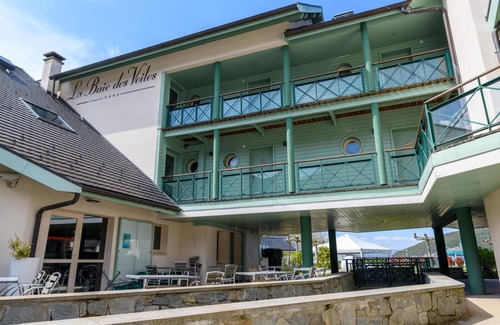 Duingt Appartement | Logement avec terrasse SUR LAC, dans résidence avec PLAGE et ponton PRIVEE