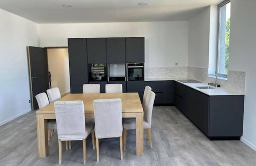 Saint-Symphorien-d'Ozon Appartement | Loft 130 m2 sans voisinage avec parking privé.