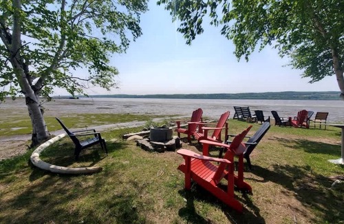 Ste Anne de Beaupre Appartement | Loft 14 | 2 Min Waterfront | BBQ & Fireplace