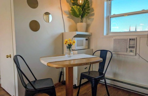 Ste Anne de Beaupre Appartement | Loft 7 | 2 Min Waterfront | BBQ & Fireplace