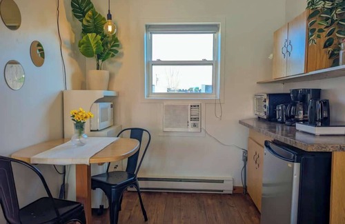 Ste Anne de Beaupre Appartement | Loft 7 | 2 Min Waterfront | BBQ & Fireplace