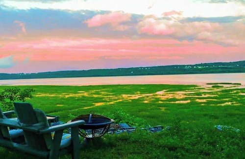 Ste Anne de Beaupre Appartement | Loft 7 | 2 Min Waterfront | BBQ & Fireplace
