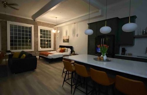 Du Quoin Appartement | Loft Apartment on Main Downtown - Sleeps 4