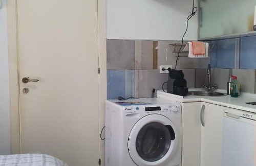 Les Roquetes Villa | Estudio dentro de la comunidad tiene dos gatos en la casa