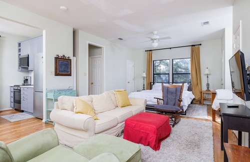 Dripping Springs Maison | Loft in Unique Victorian Ranch | Pool | BBQ | Firepit