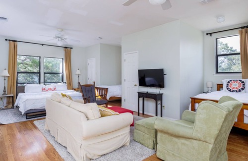 Dripping Springs Maison | Loft in Unique Victorian Ranch | Pool | BBQ | Firepit