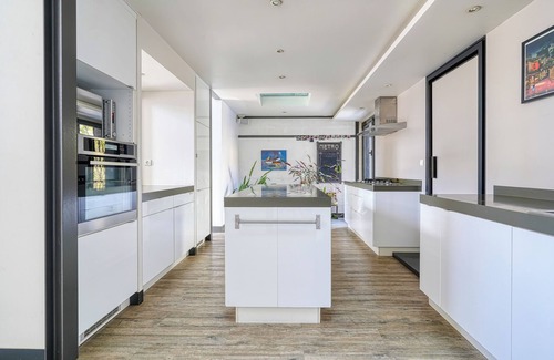 Melun Villa | LOFT L'IMPRIMERIE; Family sleeps 12, 20 min from Fontainebleau, 50 Km from Paris