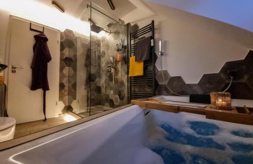 Nittendorf Appartement | Loft mit Whirlwanne - Stadtnah!