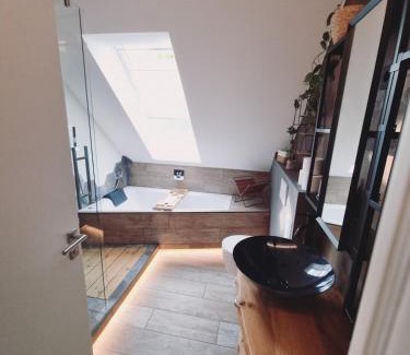 Nittendorf Appartement | Loft mit Whirlwanne - Stadtnah!