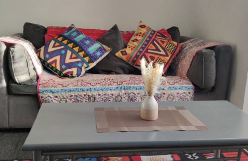 Chadwell Appartement | Loft - Sleeps 2 - Parking - Close to Station