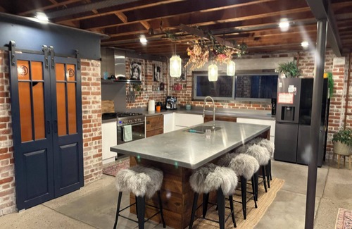 Lynmore Maison | Loft Style Living Close to Redwoods, bar, bakery. Perfect for Family's, MBikers.