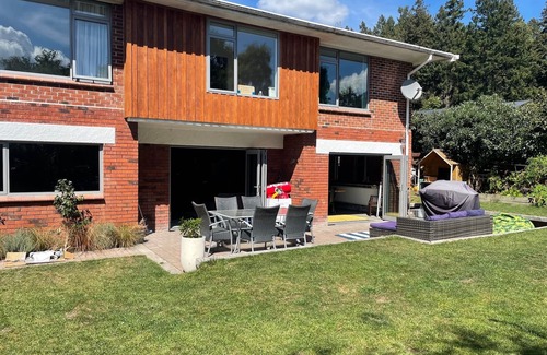 Lynmore Maison | Loft Style Living Close to Redwoods, bar, bakery. Perfect for Family's, MBikers.