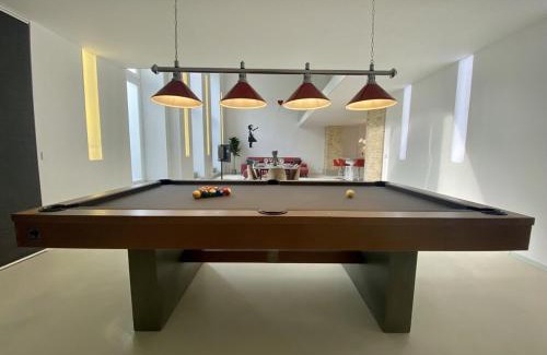 Charlottenburg Appartement | Loft With Pool Table, Kitchen Island & Gallery