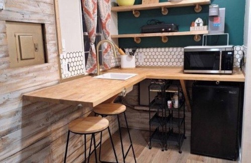 Globe Maison | Lofted Barn on Mini Farm with AC and WiFi in Globe
