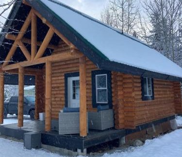 Central Okanagan Maison | Lofted log cabin with fire table