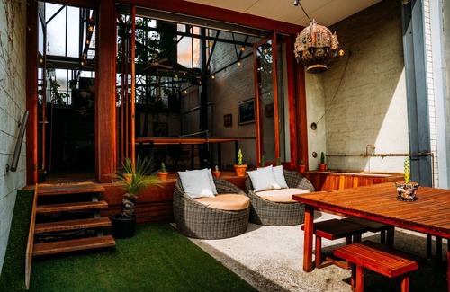 Abbotsford Maison | Lofty Inner City Warehouse