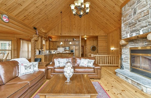 Fiddler Lake Resort Cabine | Log cabin 4 bdrms, spa, indoor& outdoor pool, lake beach, Fiddlerlake resort