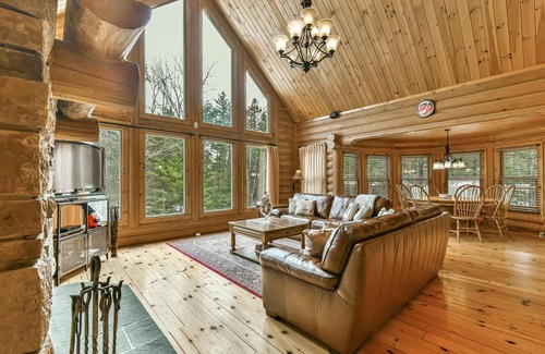 Fiddler Lake Resort Cabine | Log cabin 4 bdrms, spa, indoor& outdoor pool, lake beach, Fiddlerlake resort