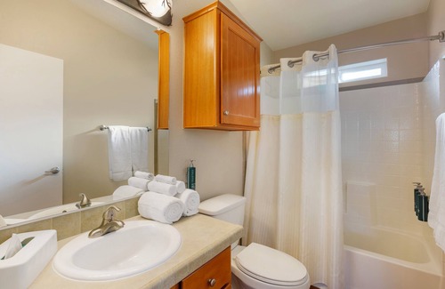 Pinetop Station Balnéaire | Log Cabin Accommodations Surrounded by Nature, On-Site Activities