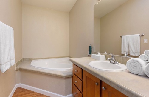 Pinetop Station Balnéaire | Log Cabin Accommodations Surrounded by Nature, On-Site Activities