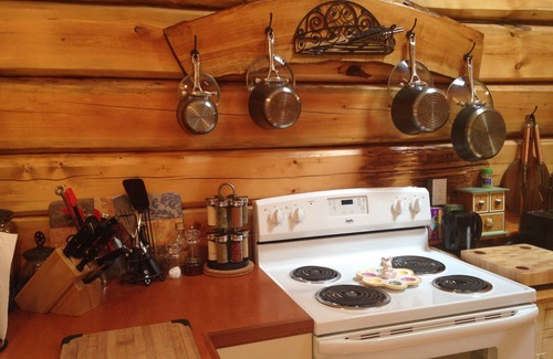 Roberts Creek Cabine | Log Cabin, lumineux, luxueux, calme. Idéal pour les couples et les familles avec enfants.