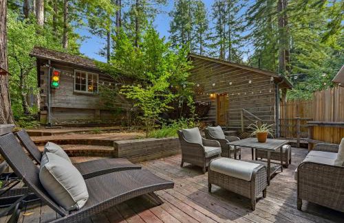 Redwood City Maison | Log-Cabin Home Retreat - Walk to Restaurants Trails Hiking & Biking