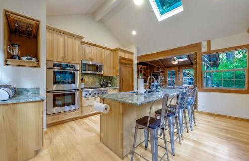 Redwood City Maison | Log-Cabin Home Retreat - Walk to Restaurants Trails Hiking & Biking