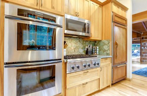 Redwood City Maison | Log-Cabin Home Retreat - Walk to Restaurants Trails Hiking & Biking