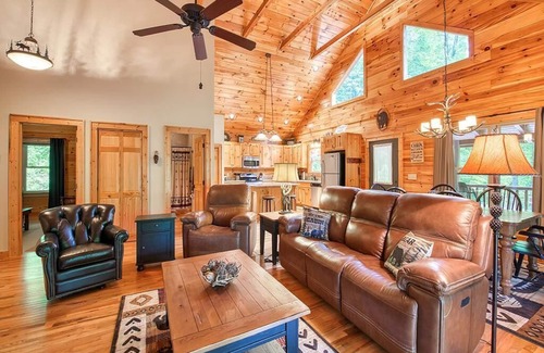 Waynesville Cabine | Pristine Log Cabin in a Gated Community! WIFI. Fire Pit w/ wood provided!