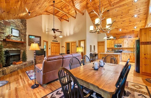 Waynesville Cabine | Pristine Log Cabin in a Gated Community! WIFI. Fire Pit w/ wood provided!