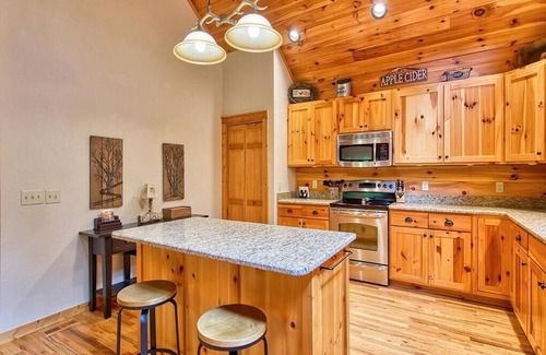 Waynesville Cabine | Pristine Log Cabin in a Gated Community! WIFI. Fire Pit w/ wood provided!