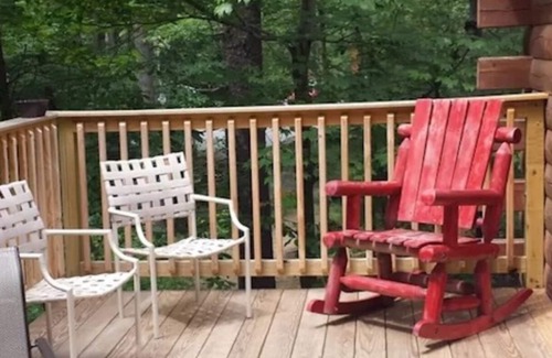 Huntingdon Cabine | Log Cabin in Wooded Area Near Raystown Lake Boat Access