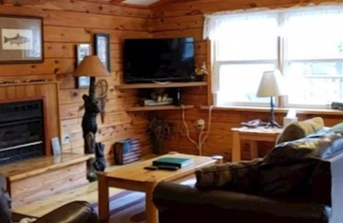 Huntingdon Cabine | Log Cabin in Wooded Area Near Raystown Lake Boat Access