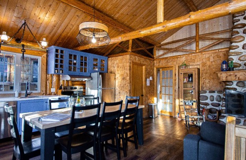 Saint-Raymond Chalet De Ski | Chalet en bois rond situé sur une île privée.