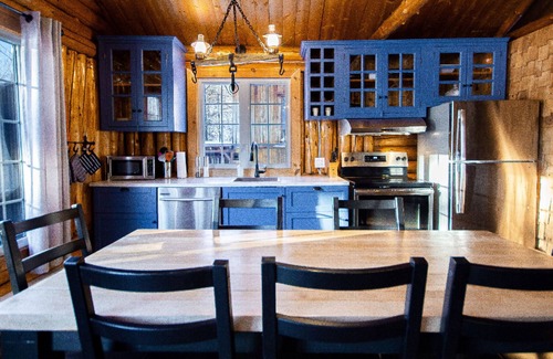 Saint-Raymond Chalet De Ski | Chalet en bois rond situé sur une île privée.
